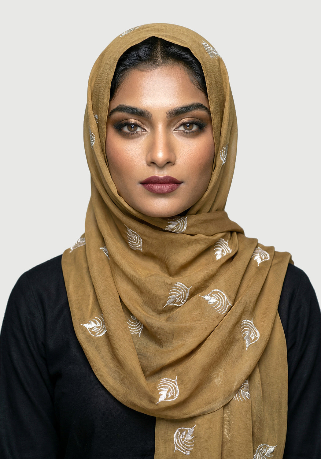 Lawn Embroadry-Mustrad